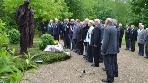 Dépôt de gerbe au monument des Veilleurs de la Paix